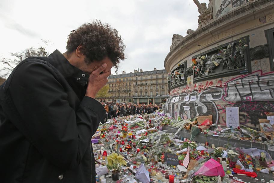 Il 17 novembre 2015 Parigi viene attaccata da una serie di attentati suicidi organizzati da cellule dell&#39;autoproclamato Stato Islamico (Is): gli attacchi armati sono concentrati nei quartieri centrali della capitale e presso lo Stade de France. I morti sono 137, inclusi gli attentatori, e i feriti oltre 350 (Getty Images)